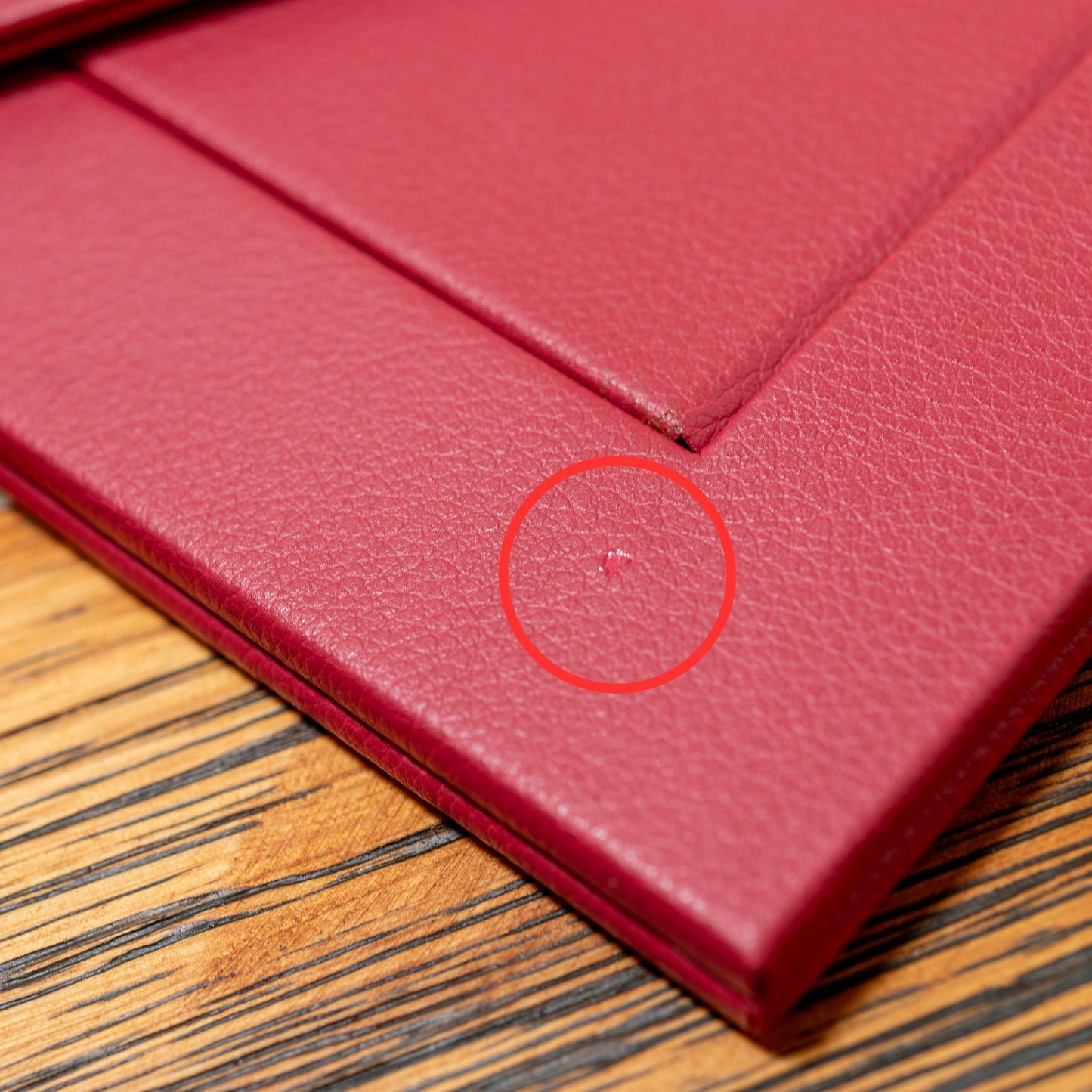 【アウトレット】フェイクレザー 合皮 メタルアクセント フォトフレーム 写真立て レッド 傷部分アップ