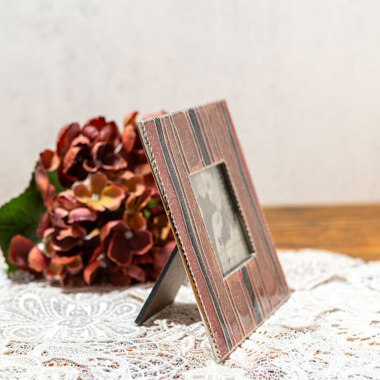 【アウトレット】メタル製 スクエアフォトフレーム ストライプ ブラック&レッド 左横