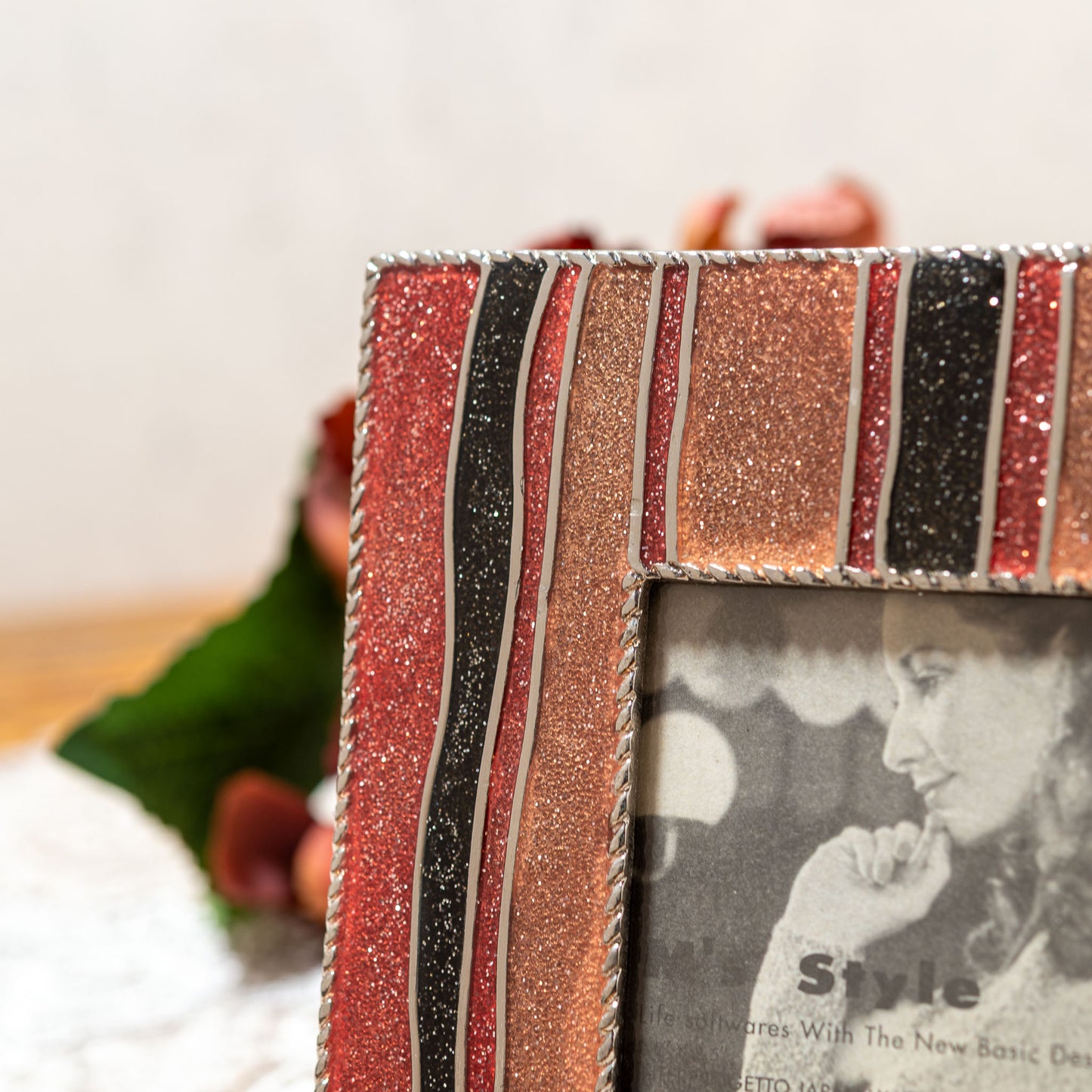 【アウトレット】メタル製 スクエアフォトフレーム ストライプ ブラック&レッド アップ2