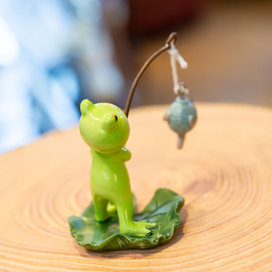 ロイヤルアーデン Royal Arden 樹脂・レジン製 カエル 置物『釣れました!』64324 後ろ