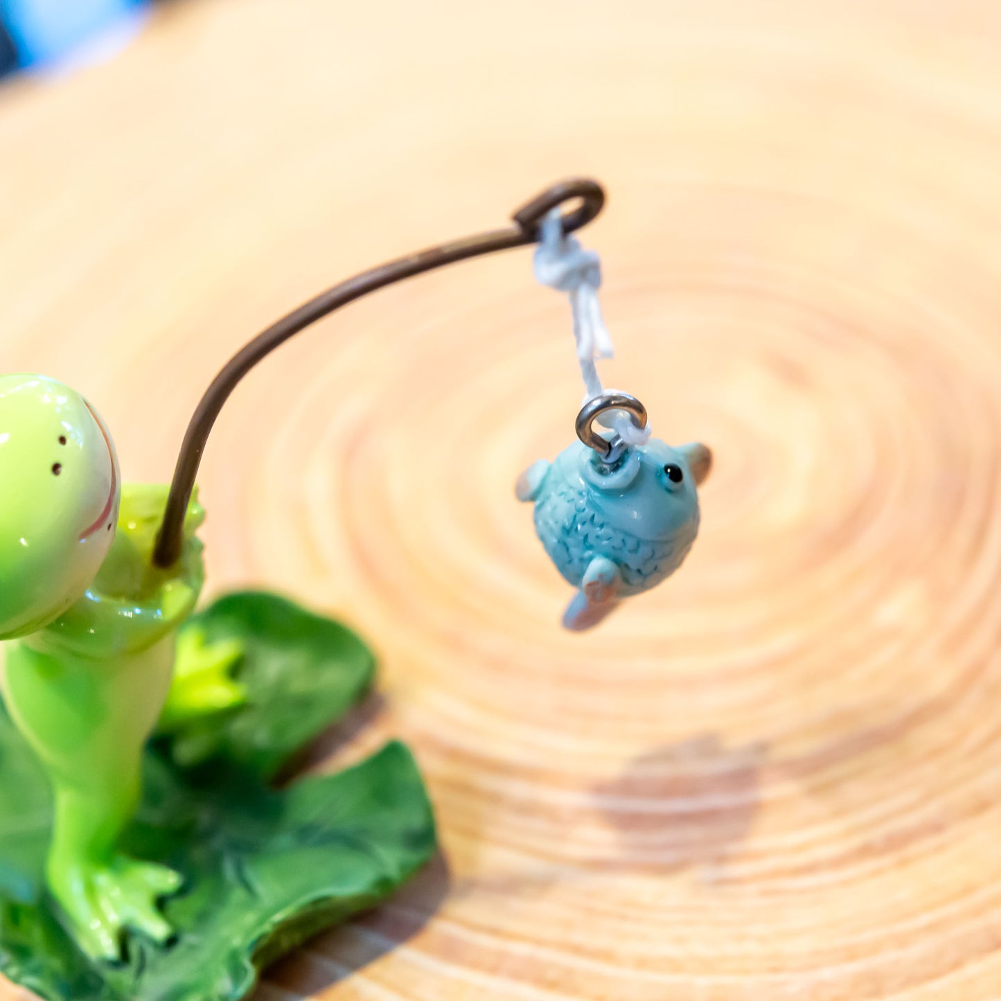 ロイヤルアーデン Royal Arden 樹脂・レジン製 カエル 置物『釣れました!』64324 アップ3