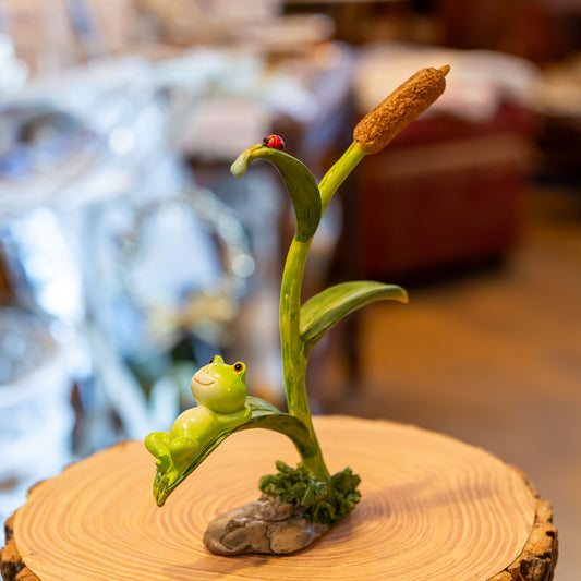 ロイヤルアーデン Royal Arden 樹脂・レジン置物 カエル『お昼寝』64320 右横