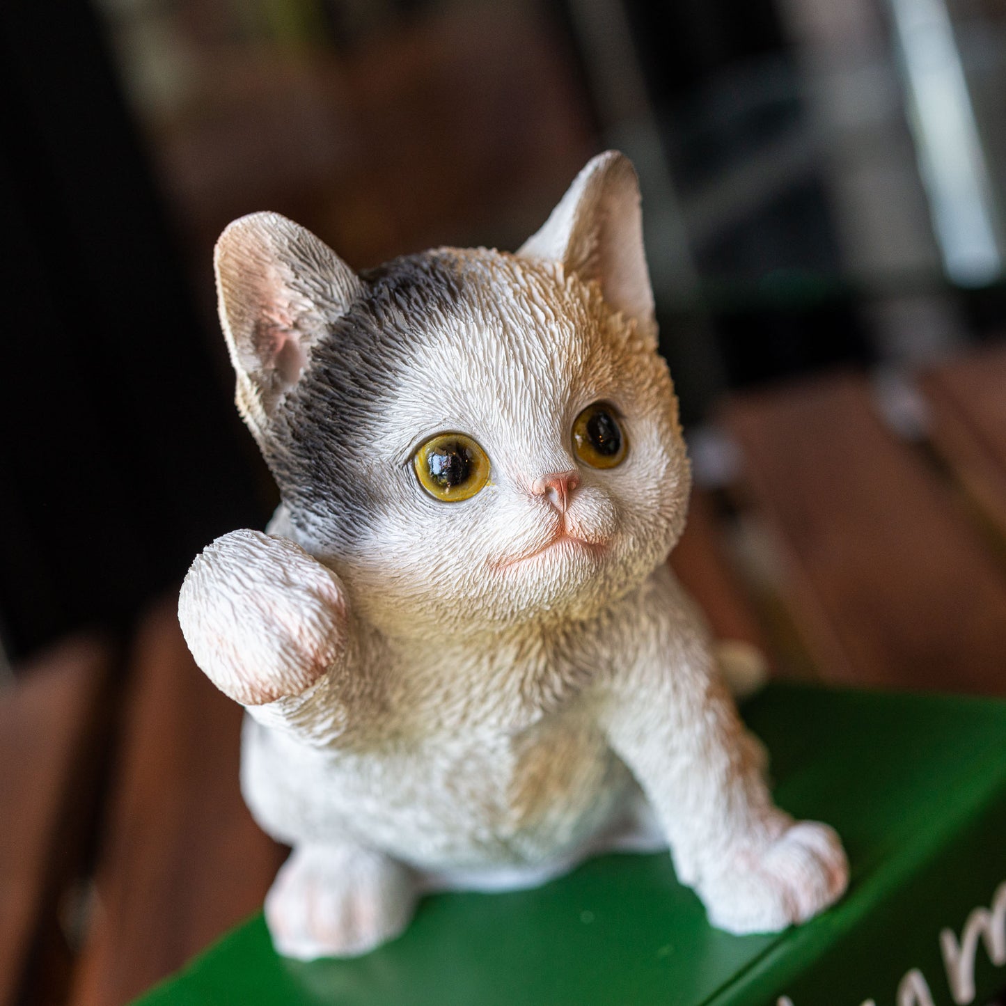 ロイヤルアーデン Royal Arden 樹脂・レジン製 置物 キュート キャット&ドッグ ウェルカムボード 三毛猫 64337 アップ