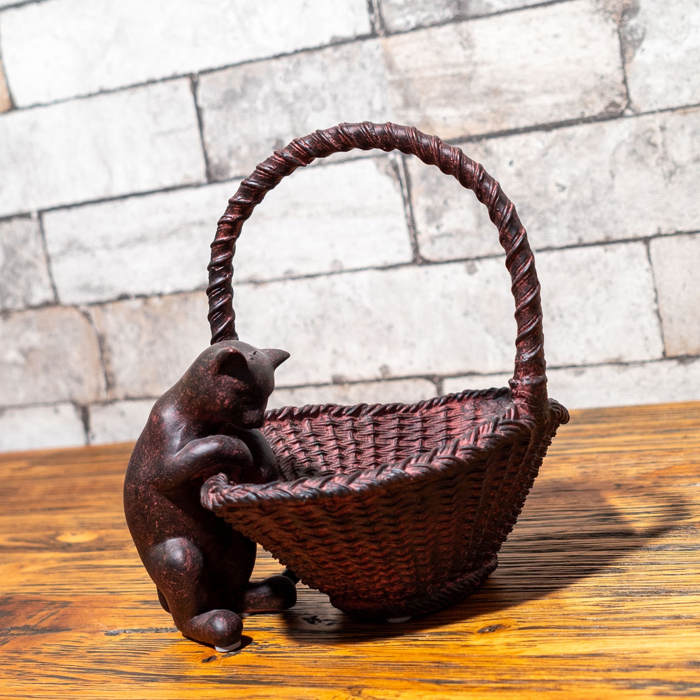 樹脂・レジン製 置物 Rust キャット 猫ちゃん型 ハンドルバスケット 左横