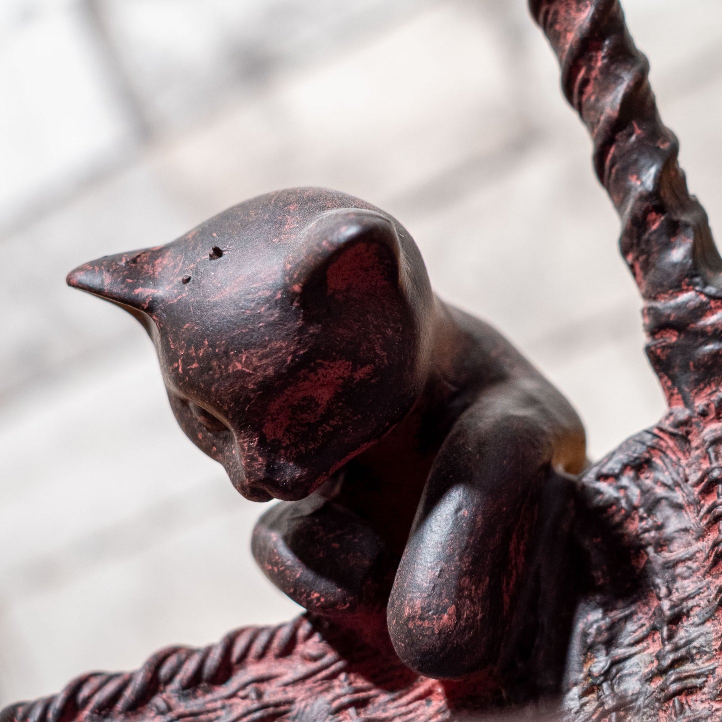樹脂・レジン製 置物 Rust キャット 猫ちゃん型 ハンドルバスケット アップ2