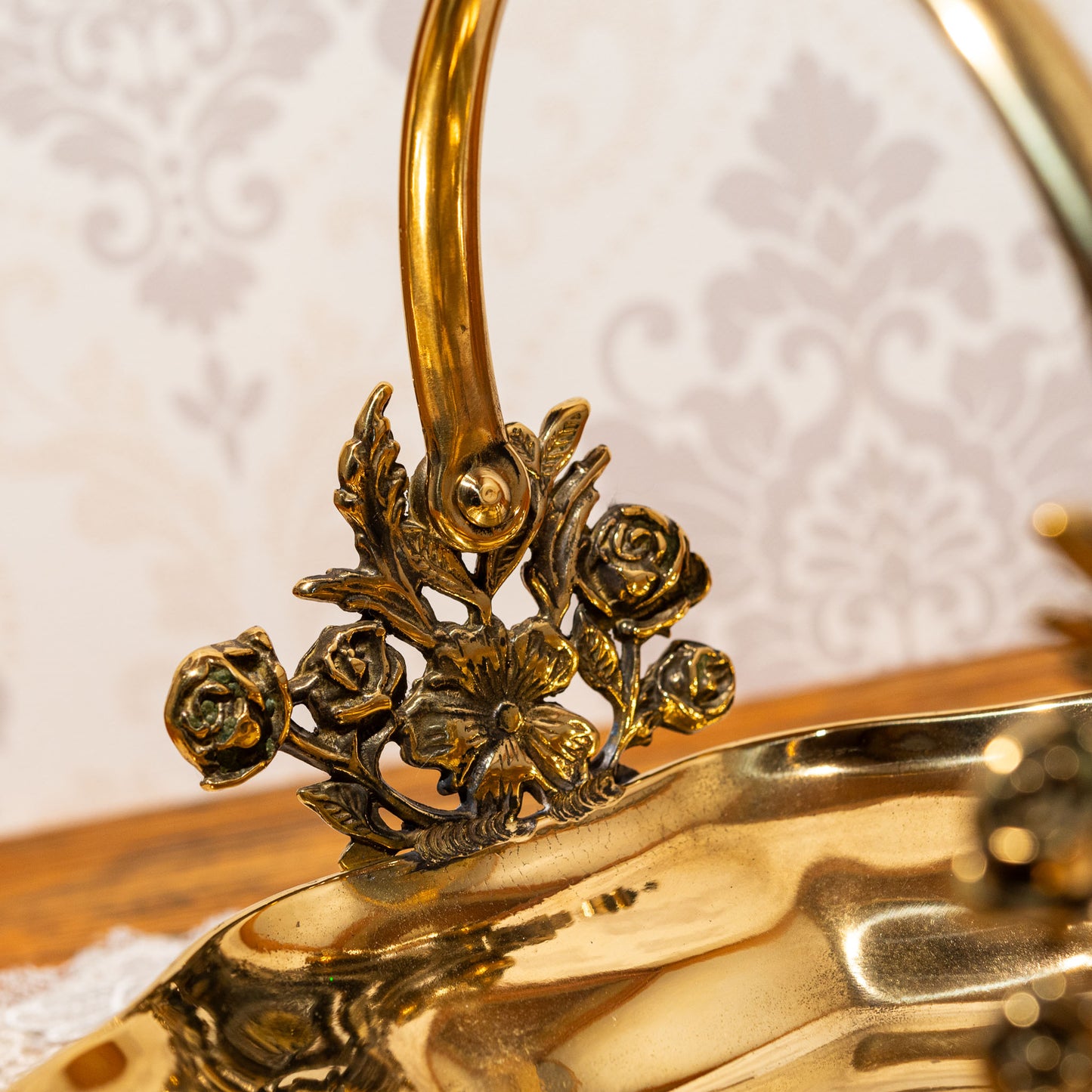 イタリア製 真鍮 ブラス ローズ 持ち手付きバスケット 飾りトレー アップ2