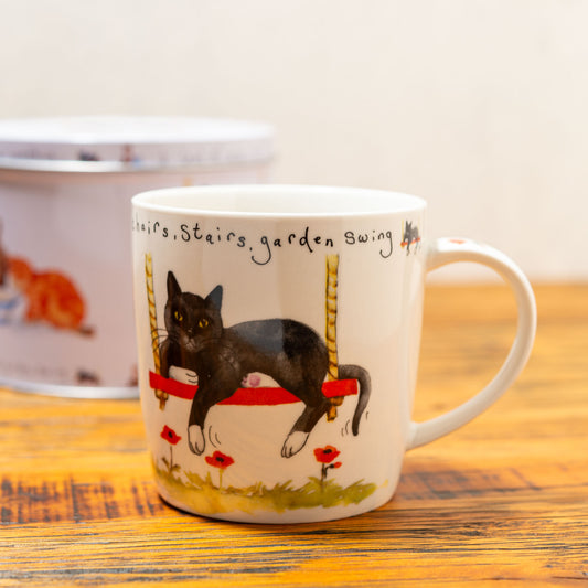 ブリキ缶ケース付き 陶器製マグカップ 庭のブランコではしゃぐ猫 正面2