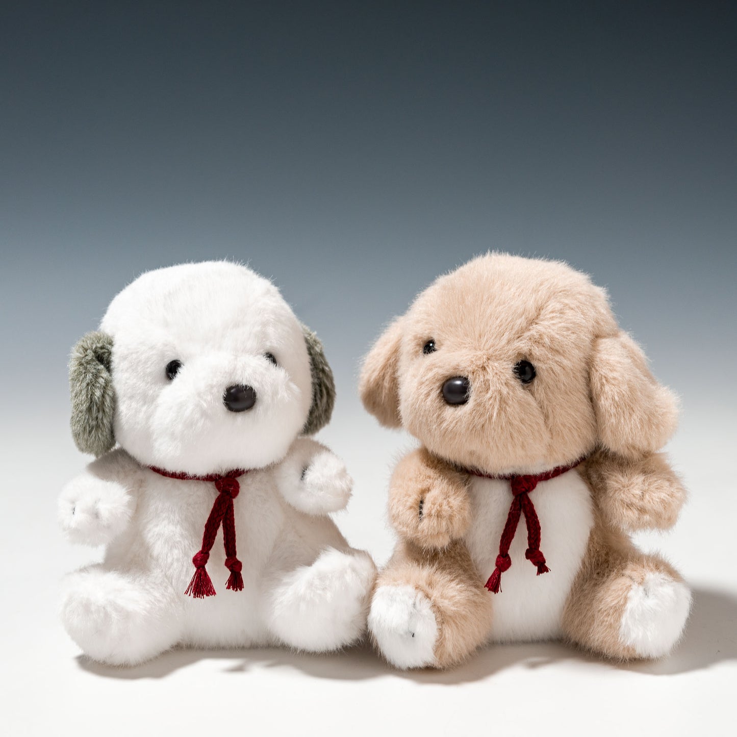 オリエンタルトーイ ぬいぐるみ うめ吉 抱き ベージュ SF-0221-BとホワイトSF-0221-Wが並んだところ