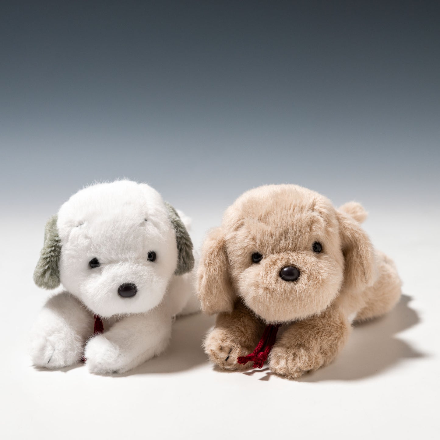 オリエンタルトーイ ぬいぐるみ うめ吉 這い ベージュ SF-0250-Bとベージュ SF-0250-Bが並んだところ