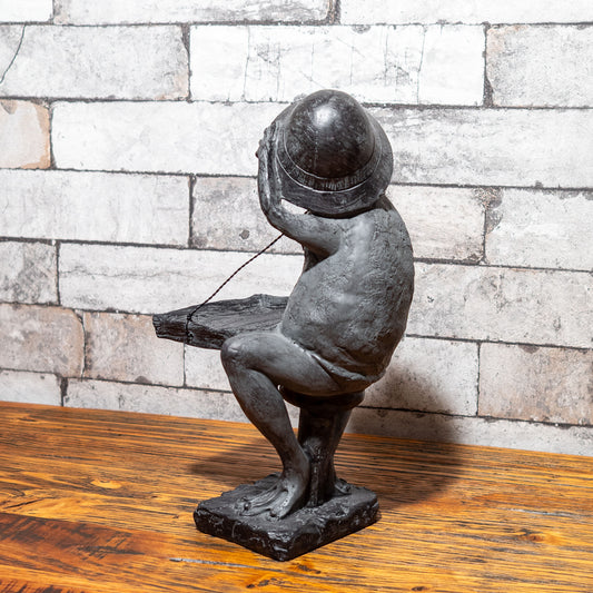 樹脂・レジン製 トレー付き置物 カエルの冒険家 後ろ