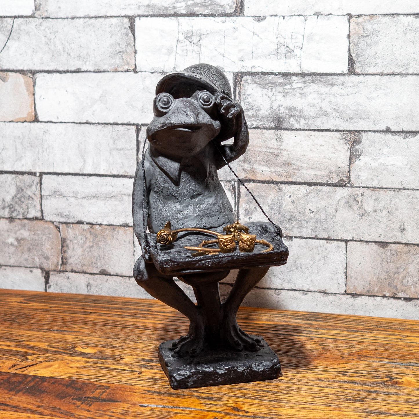 樹脂・レジン製 トレー付き置物 カエルの冒険家 トレーにアクセサリーをのせたところ