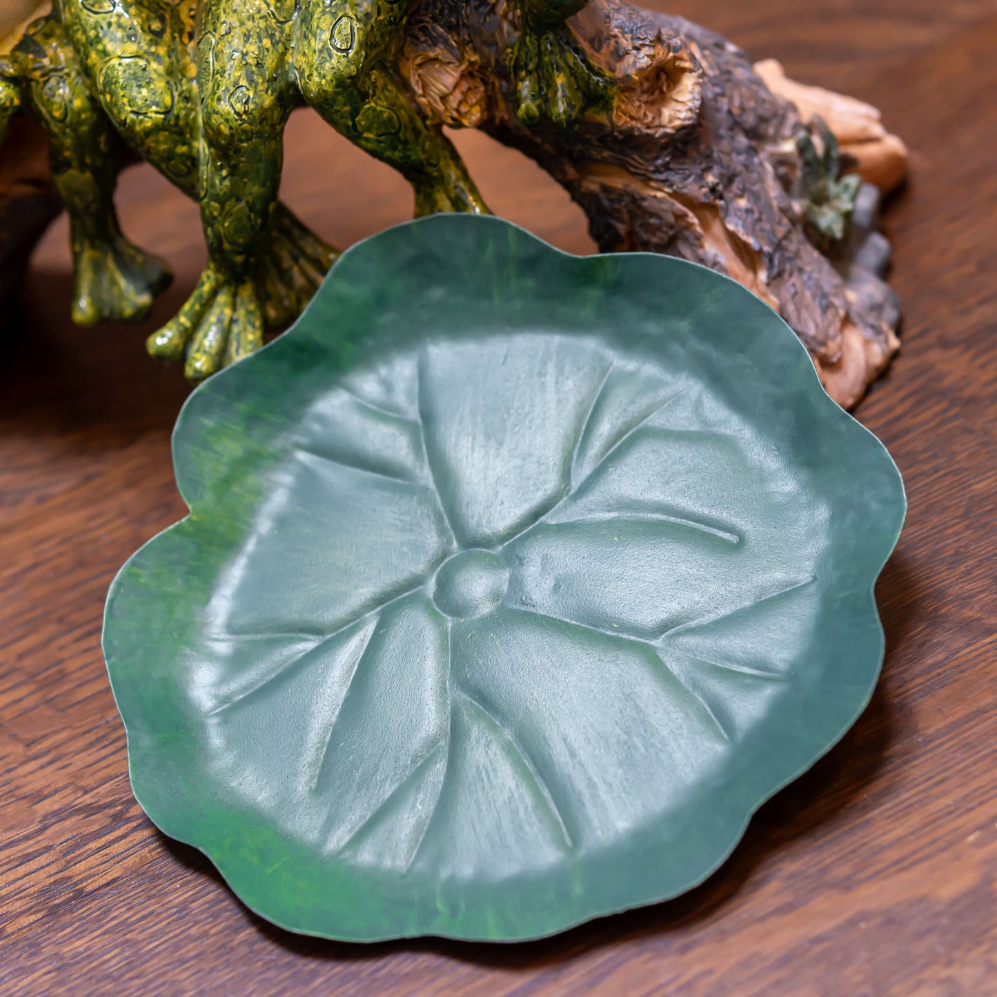 樹脂・レジン製 3匹の親子カエル 置物 蓮のモチーフ