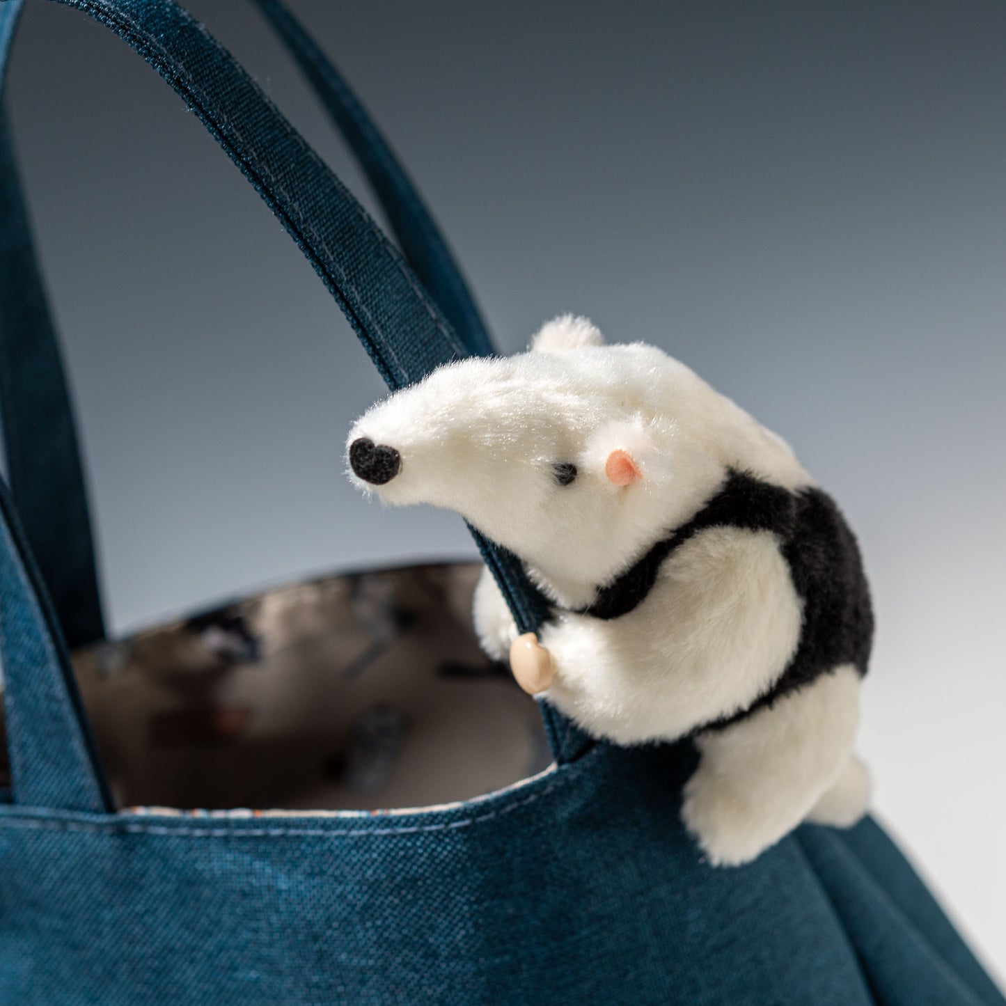 吉徳 ぬいぐるみ くっつきたい!アリクイ 180120 バッグに取り付けたところ