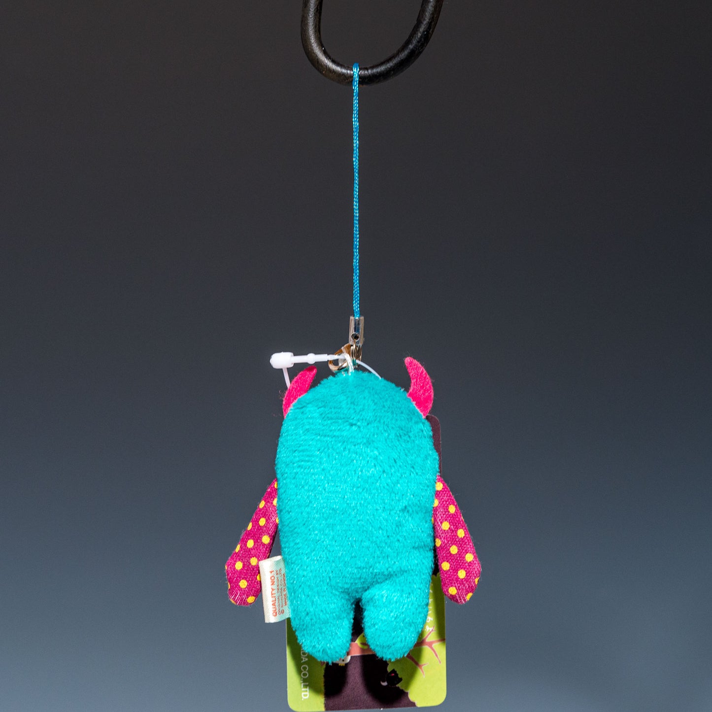 シナダ SHINADA ぬいぐるみ モケケ チモッケ ストラップ ゴニ MKM-0045TB後ろ姿