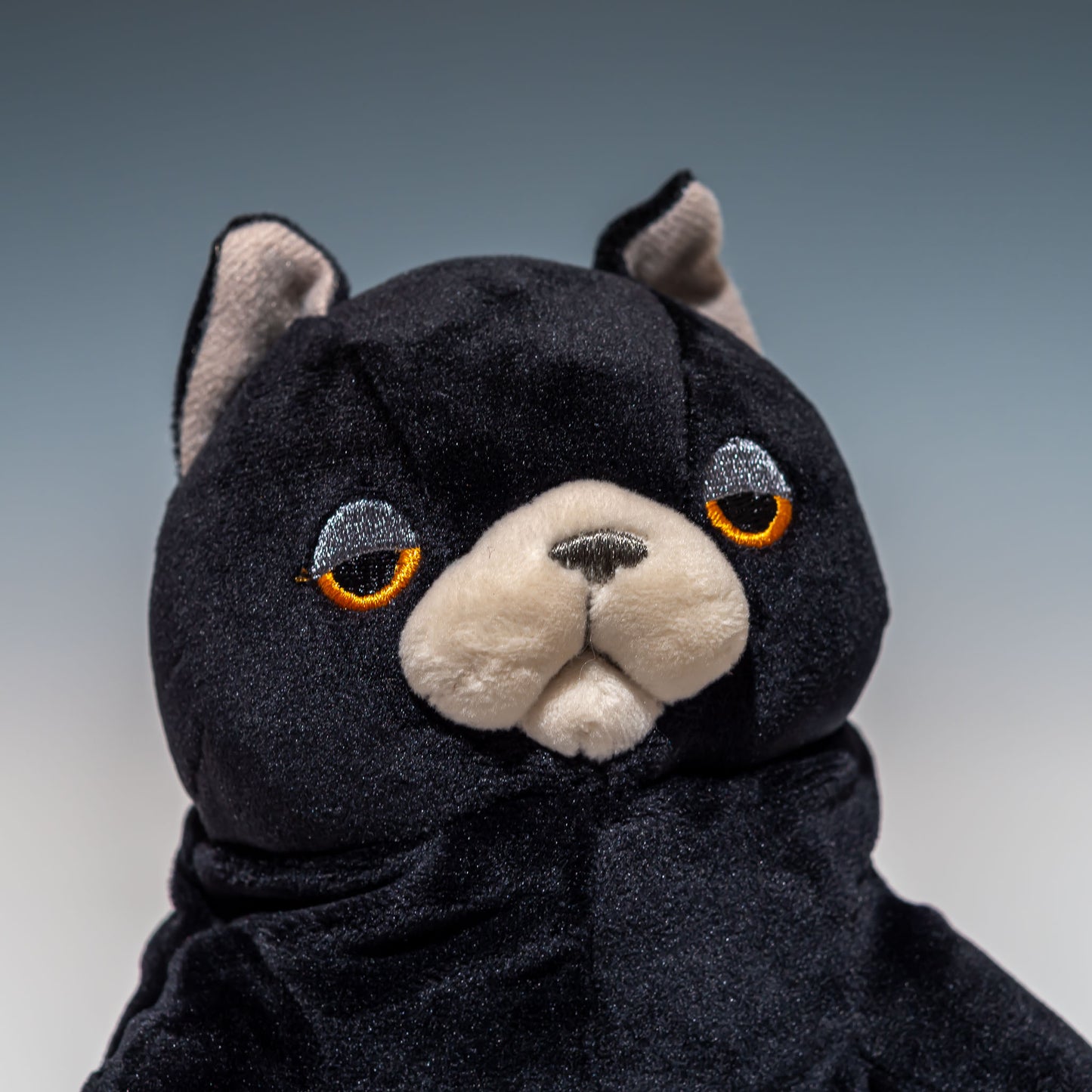 シナダ SHINADA ぬいぐるみ もちねこ クツシタ(M) MONE-0230K 右横顔