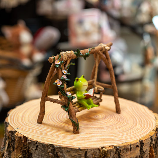 ロイヤルアーデン Royal Arden 樹脂・レジン製 置物 カエル置物『ただいま読書中』64410 左横