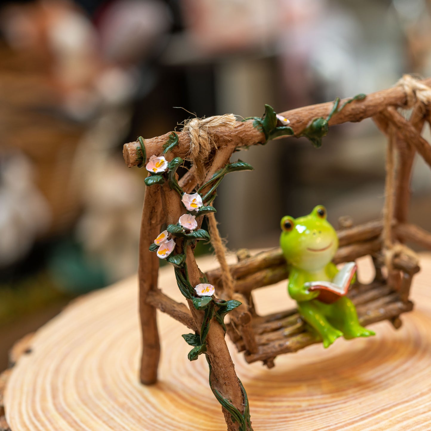 ロイヤルアーデン Royal Arden 樹脂・レジン製 置物 カエル置物『ただいま読書中』64410 花のアップ