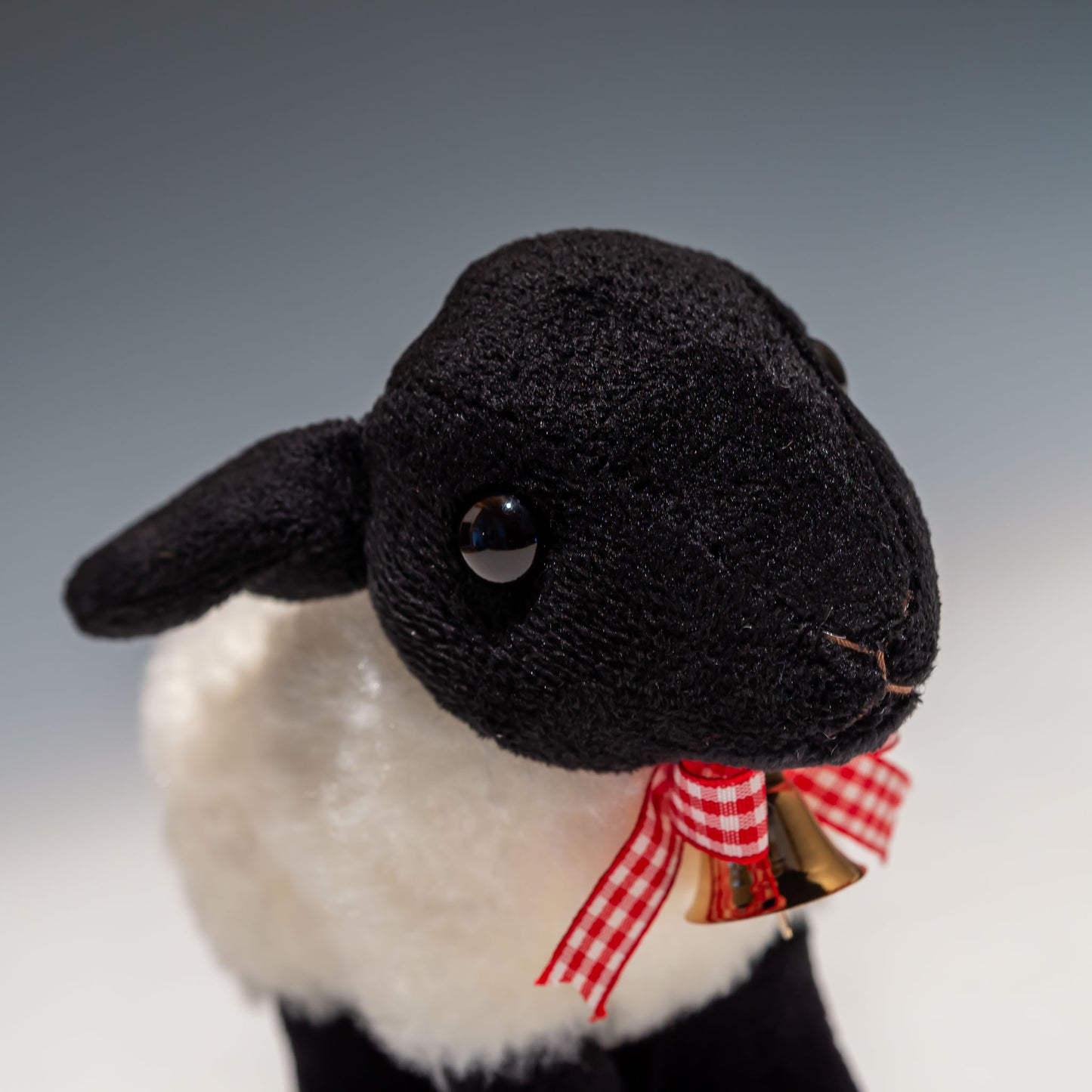 CUTE キュート販売 ぬいぐるみ サフォーク羊 F0227 右横顔