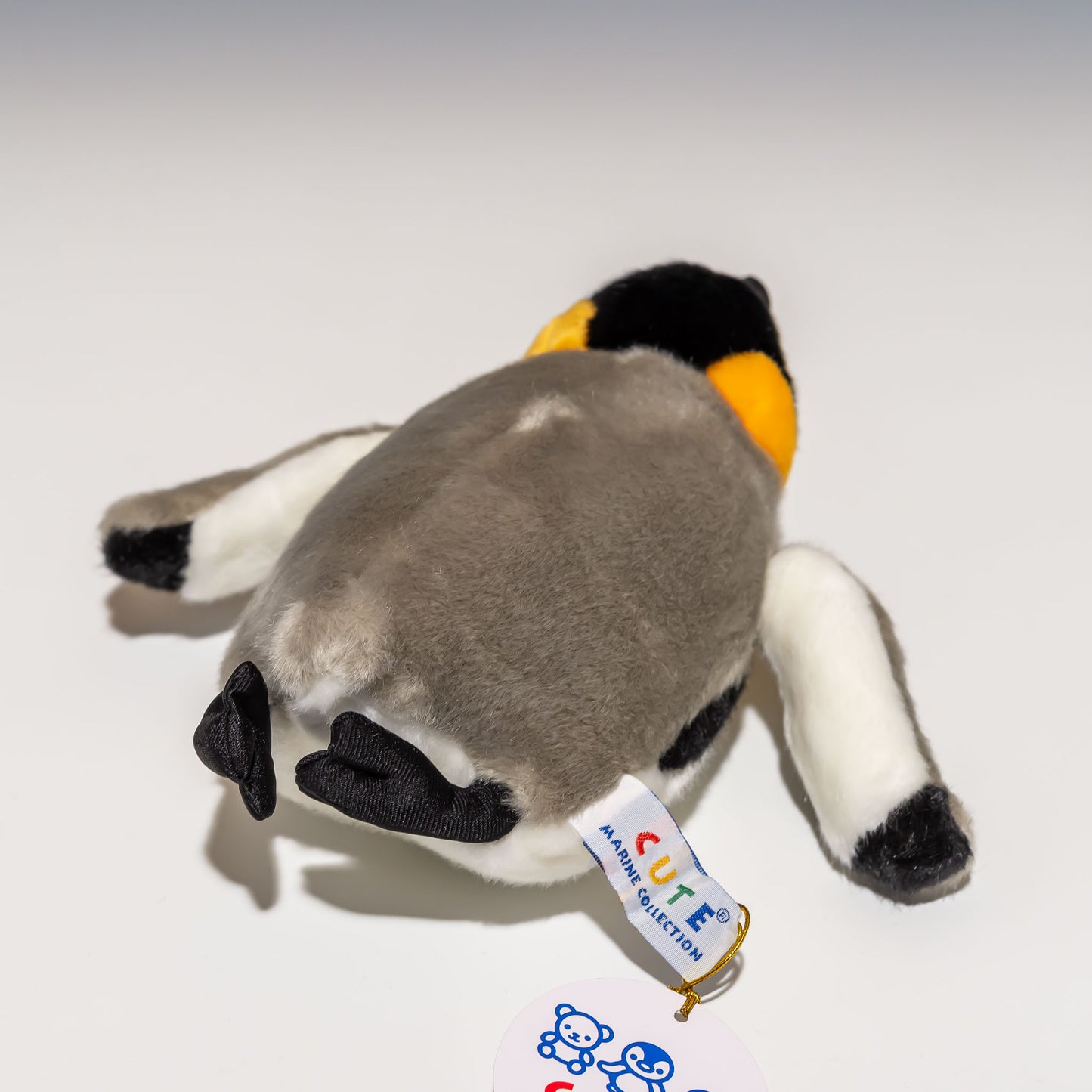 CUTE キュート販売 ぬいぐるみ ぷかぷかオウサマペンギン S M0392 後ろ姿