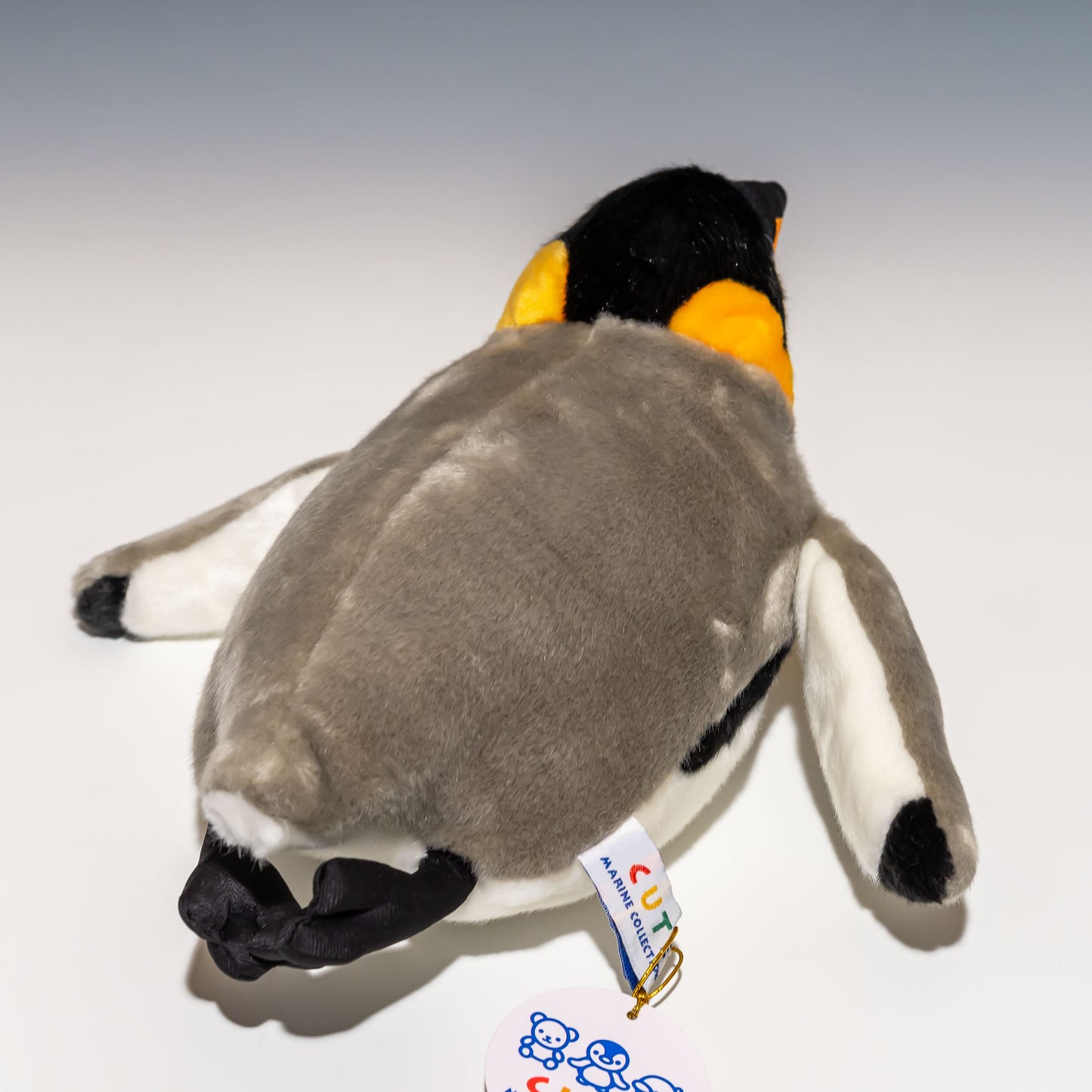 CUTE キュート販売 ぬいぐるみ ぷかぷかオウサマペンギン M M0393 後ろ姿