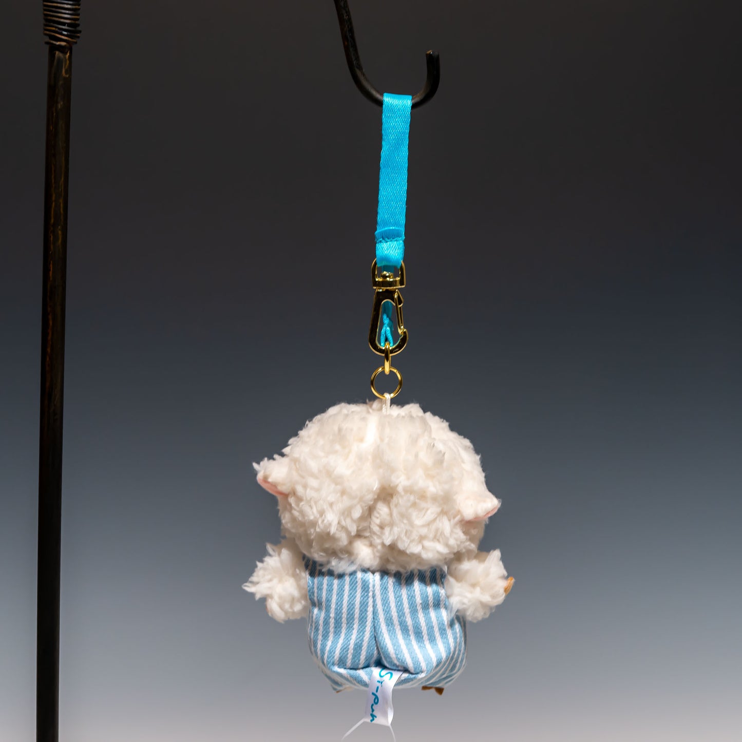 内藤デザイン研究所 ぬいぐるみ しーぷん マスコット ヒッコリーデニム 後ろ姿