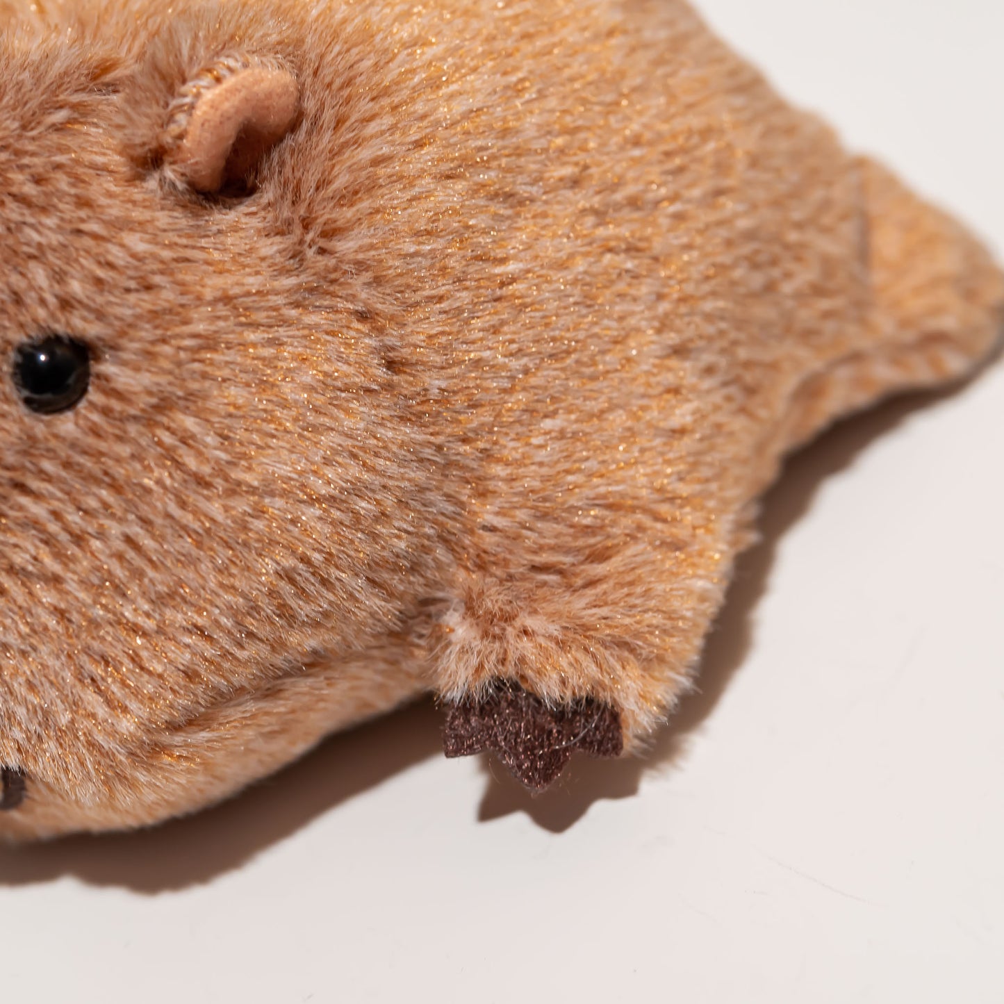 内藤デザイン研究所 ぬいぐるみ 大陸散歩 ぽちゃまる Sサイズ カピバラ 手のアップ