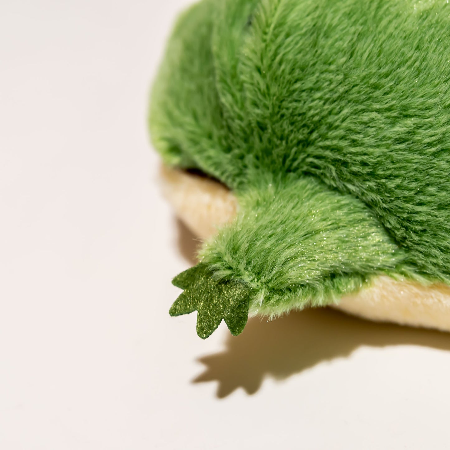 内藤デザイン研究所 ぬいぐるみ 大陸散歩 ぽちゃまる Sサイズ カエル 前足のアップ