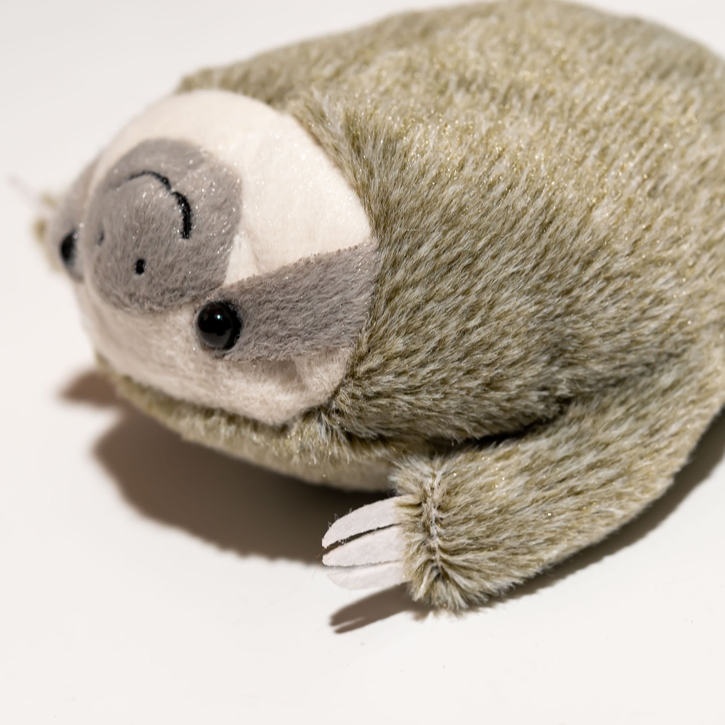 内藤デザイン研究所 ぬいぐるみ 大陸散歩 ぽちゃまる Sサイズ ナマケモノ 前足のアップ