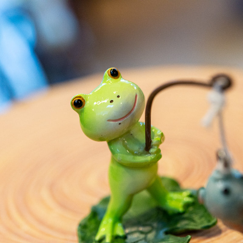 カエル置物『釣れました!』64324 | ロイヤルアーデン Royal Ardenのカエル