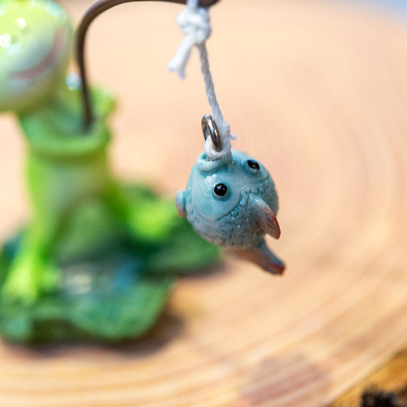 カエル置物『釣れました!』64324 | ロイヤルアーデン Royal Ardenの魚