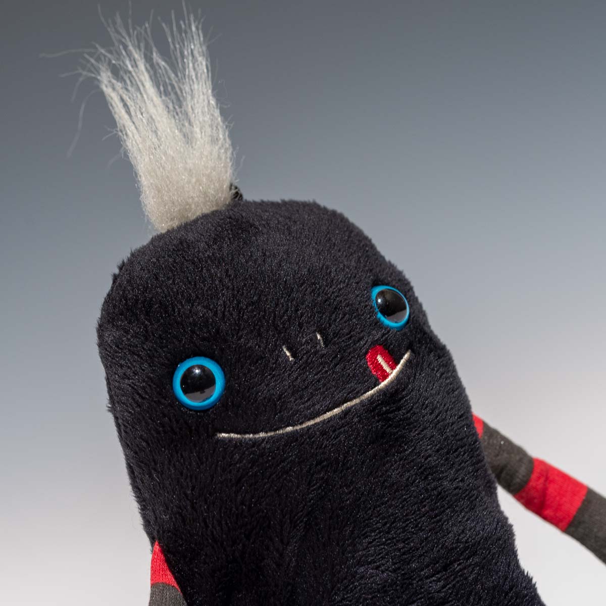 シナダ SHINADA ぬいぐるみ モケケ 携帯スタンド ネルクロ(BK) MKKS-0120GB 右横顔