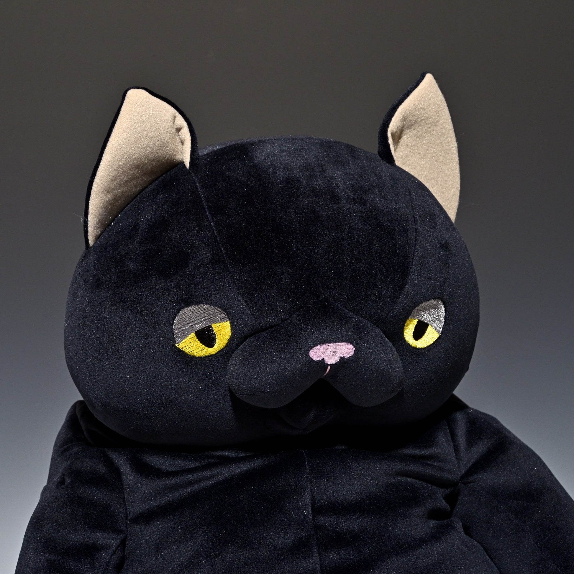 シナダ SHINADA ぬいぐるみ もちねこ クロ(XL) MONE-0880B 右横顔
