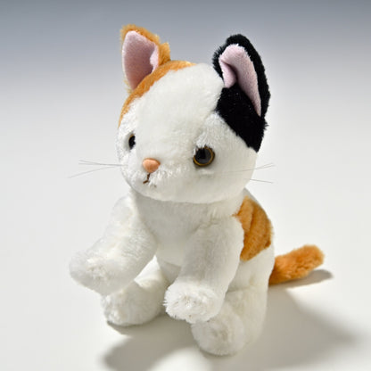 シナダ SHINADA ぬいぐるみ いっしょね みけねこ ISCM-0198 関節を動かしてお座りポーズをしたところ