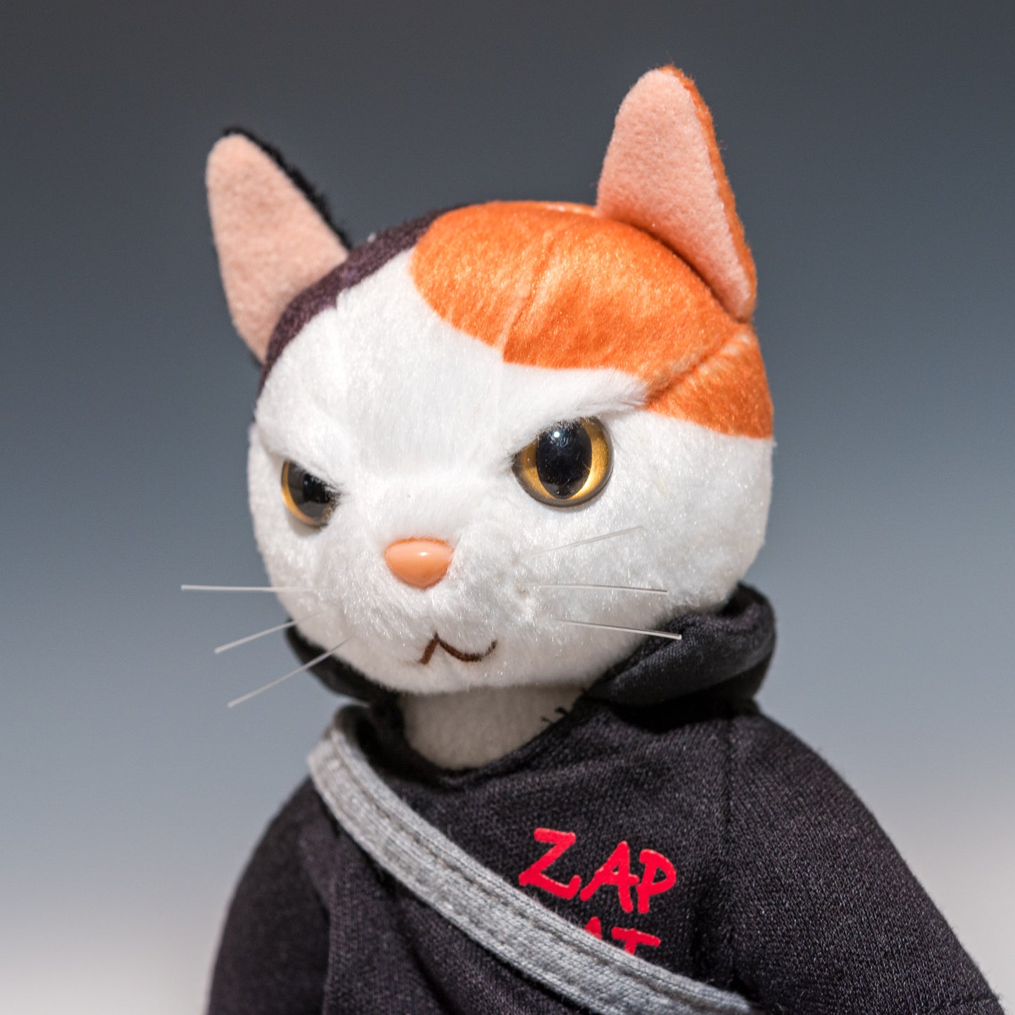 ZAP CAT ザップキャット ぬいぐるみSサイズ アキ | 内藤デザイン研究所の左横顔