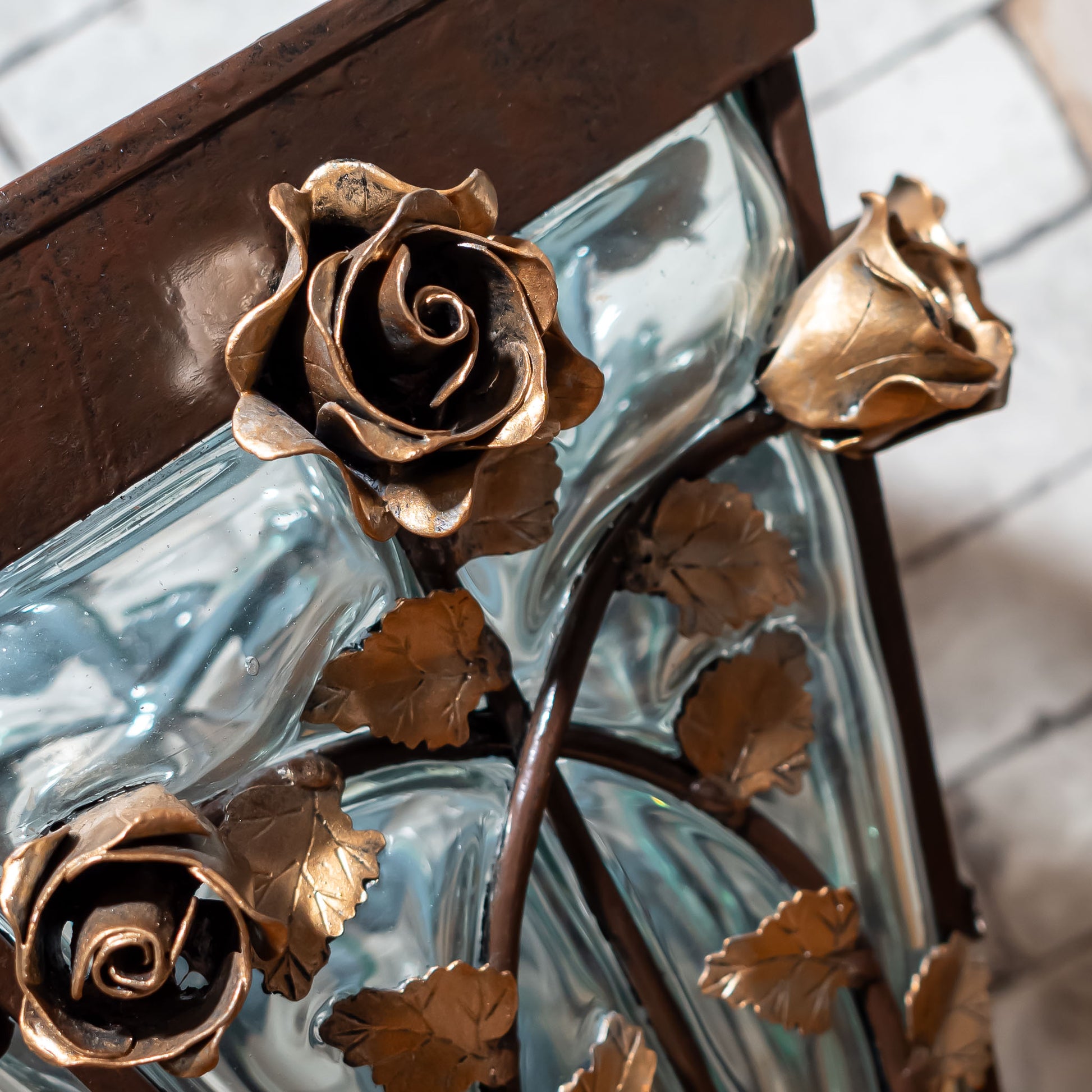 アイアン製 ガラス花瓶・フラワーベース ゴールドローズ 687031 ローズ飾りアップ2