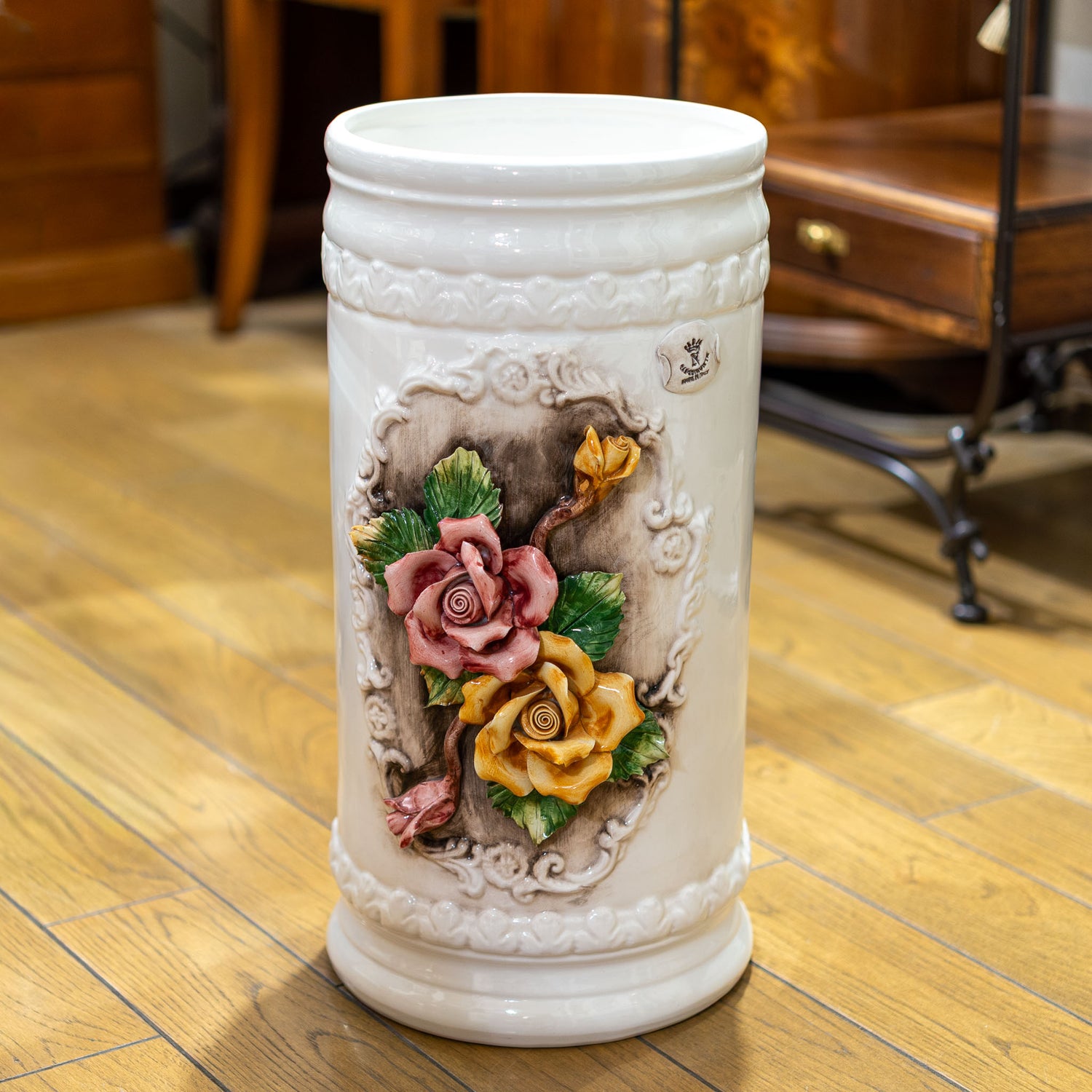 【アウトレット】イタリア製 カポディモンテ 陶器 ローズ陶花付き傘立て アンブレラスタンド 正面