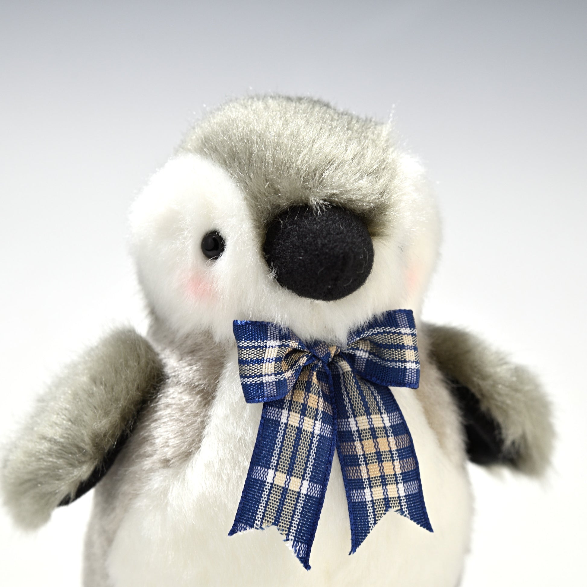 たけのこ TAKENOKO ぬいぐるみ マリンシリーズ ペンギン ミニ リボン青 75202 右横顔