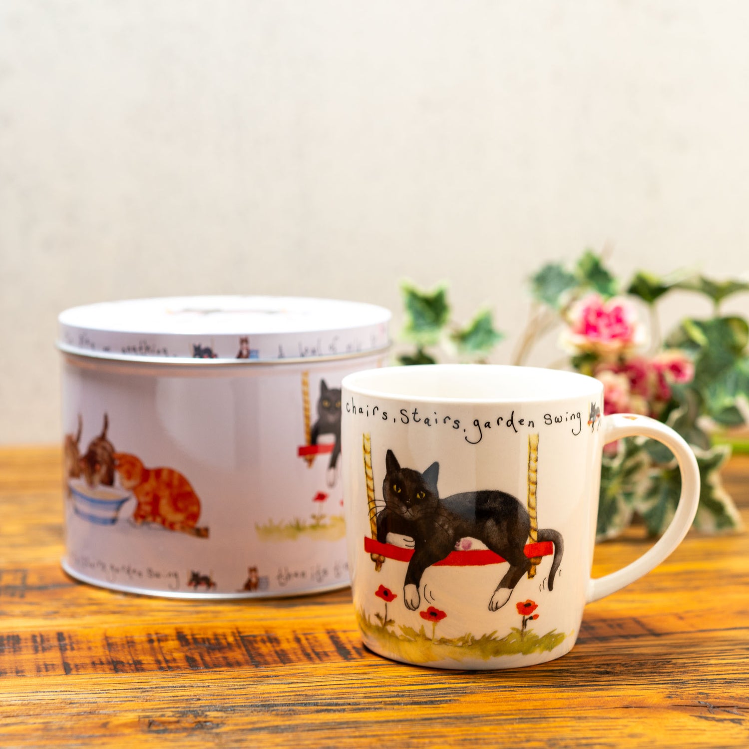 ブリキ缶ケース付き 陶器製マグカップ 庭のブランコではしゃぐ猫 正面