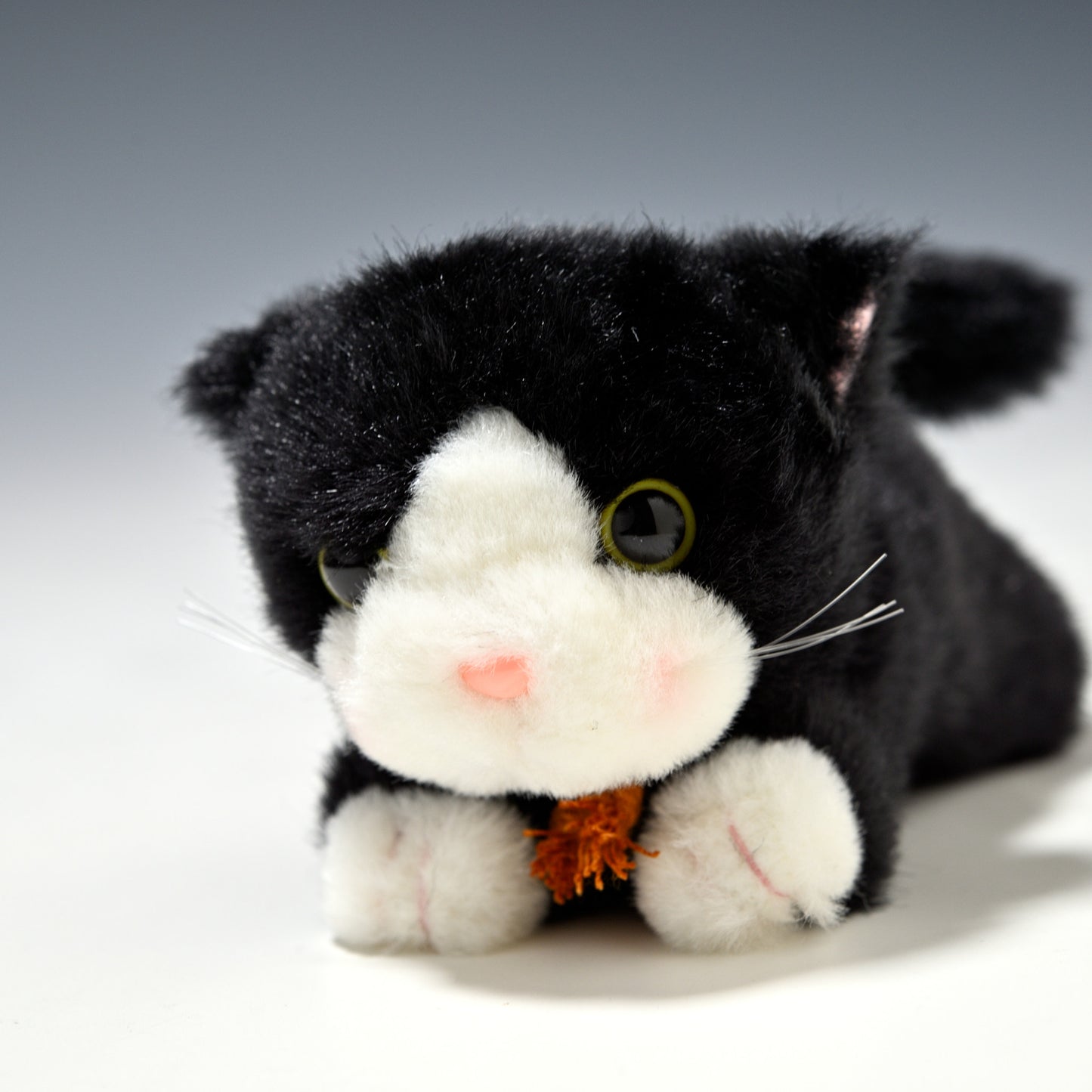 たけのこ TAKENOKO ぬいぐるみ プチシェリー這い 黒ネコ 58850 左横顔