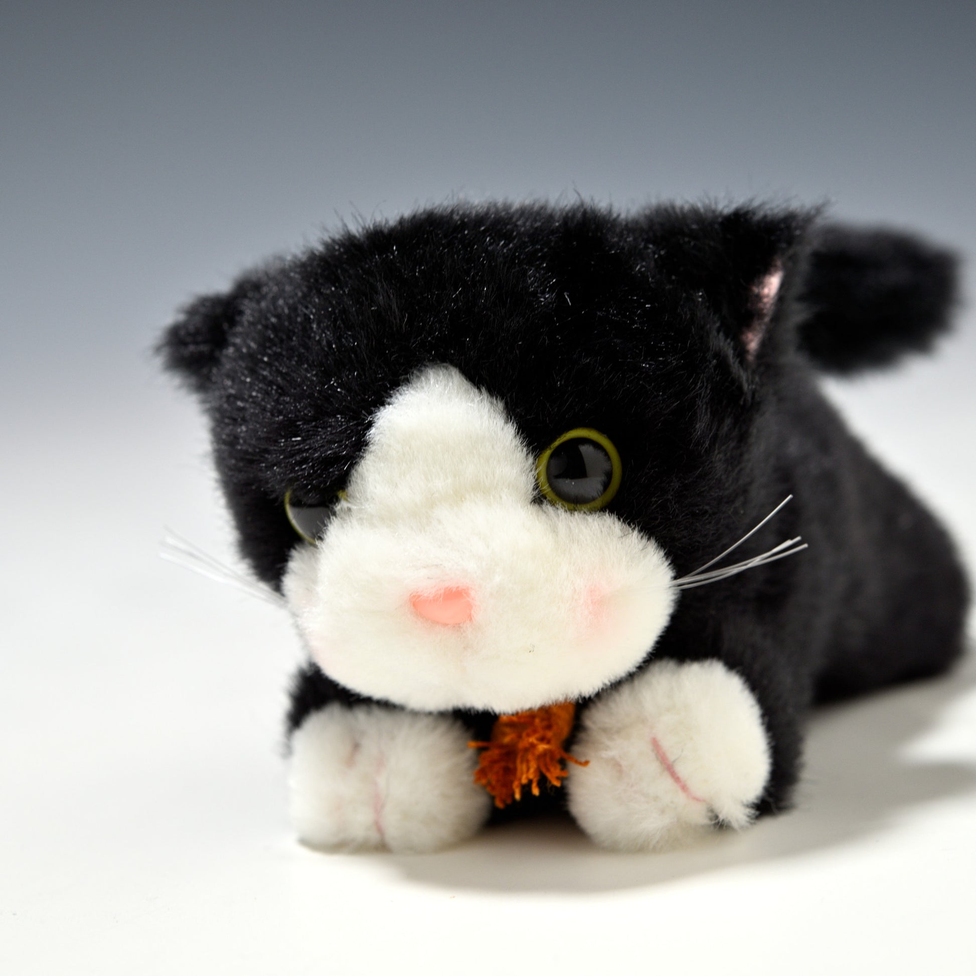 たけのこ TAKENOKO ぬいぐるみ プチシェリー這い 黒ネコ 58850 左横顔