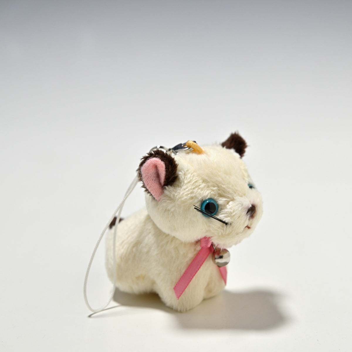 たけのこ TAKENOKO ぬいぐるみ フォンテーヌストラップ シャムネコ 38037 左横