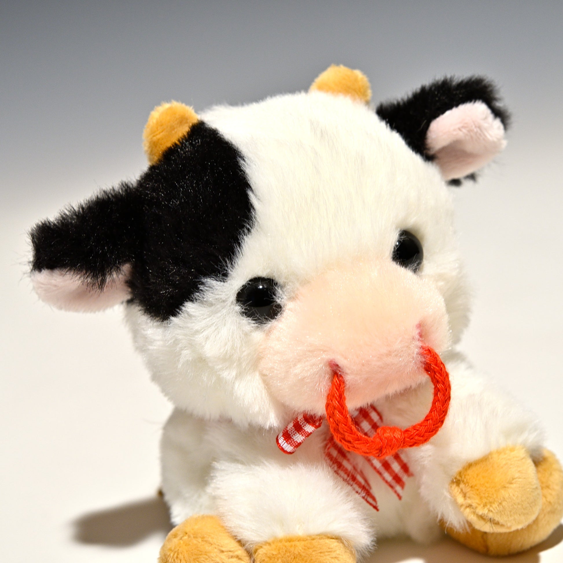 キュート販売 CUTE ぬいぐるみ ウシさんシリーズ おすわりウシさん SS F0272 右横顔