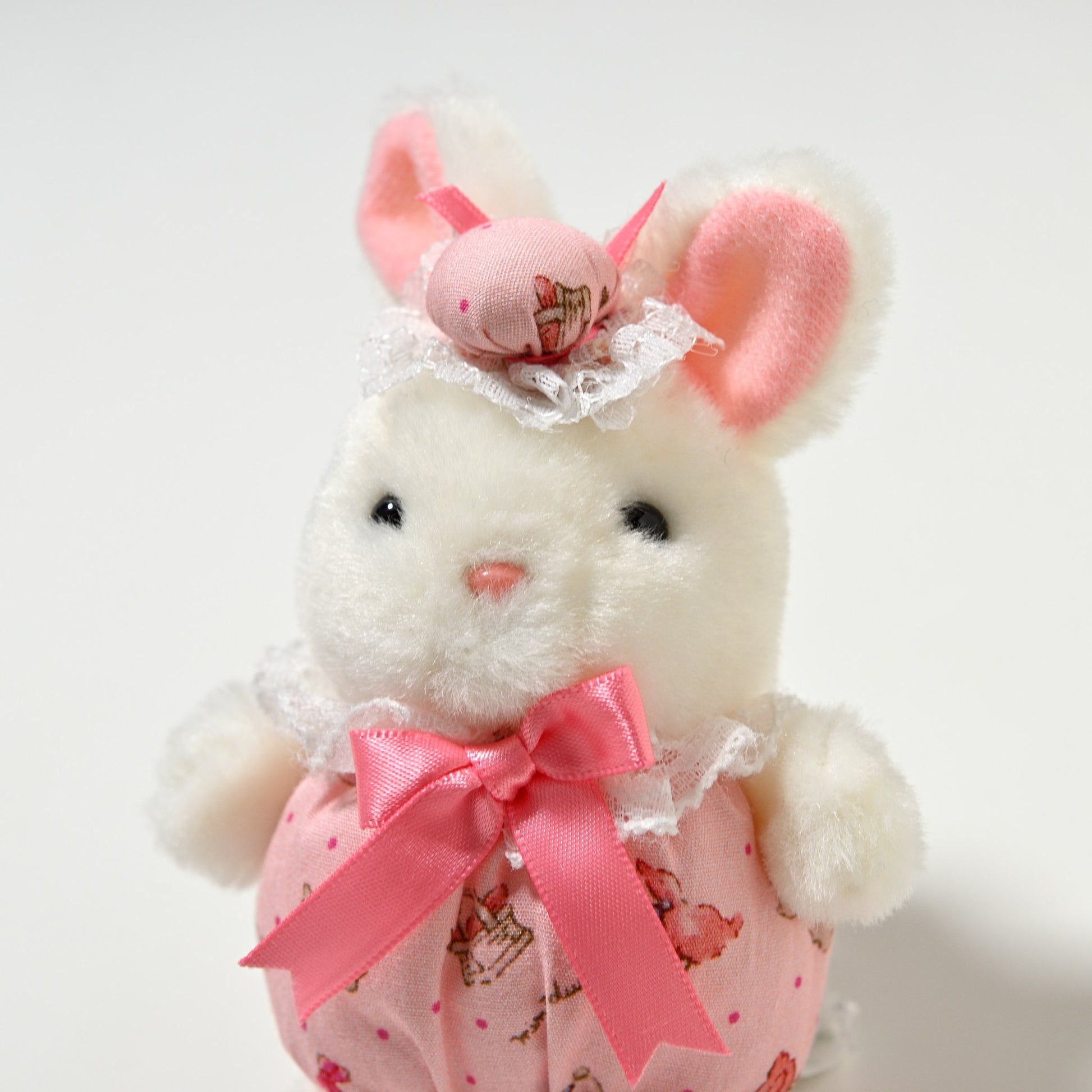 たけのこ TAKENOKO ぬいぐるみ プチぶらんでーと ボールチェーン ウサギ 90200 左横顔