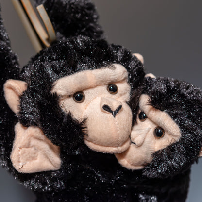 ぶらさがり チンパンジー 親子 15265 | ワイルドリパブリック WILD REPUBLICの顔のアップ