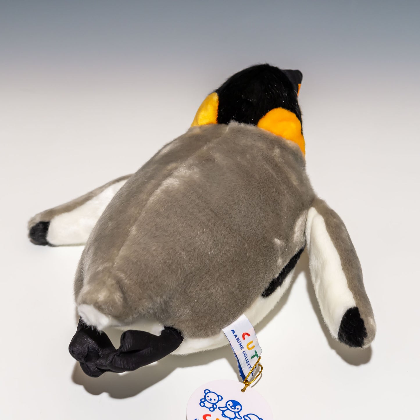 ぷかぷかオウサマペンギン M M0393 | キュート販売 CUTEの後ろ姿