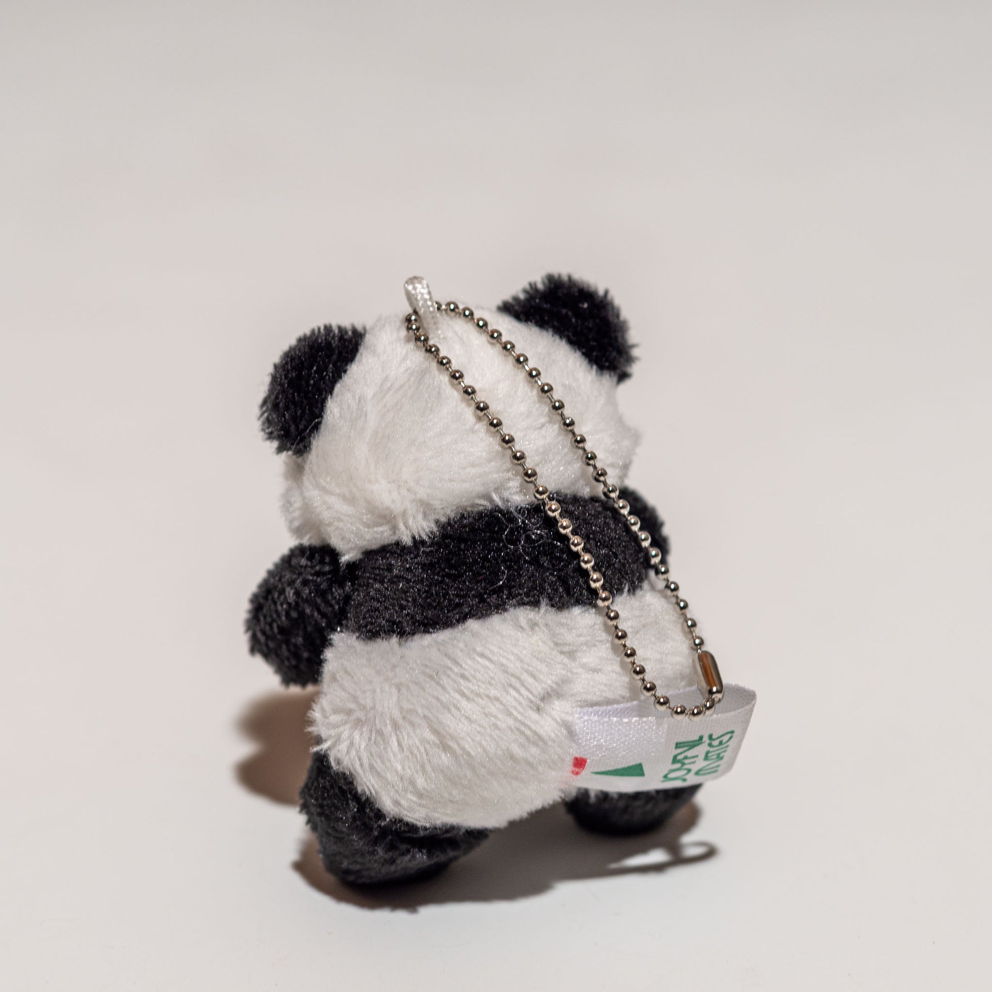 Twin Panda ボールチェーン 12008 | たけのこ TAKENOKOの雄パンダの後ろ姿